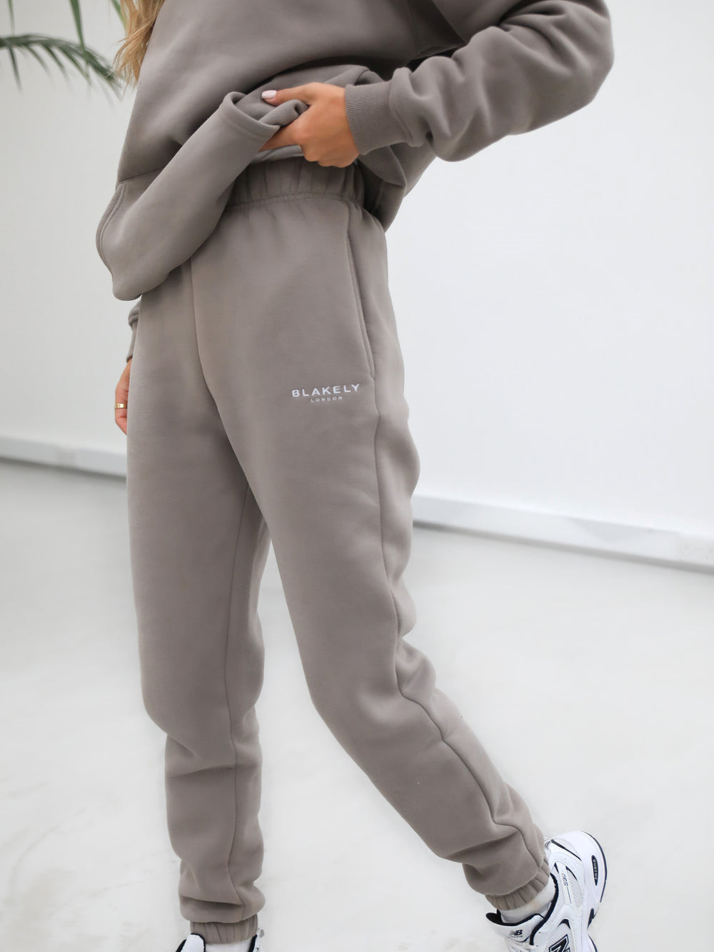 Blakely Universal Women's Sweatpants Soft Taupe | LZPRNTE-35