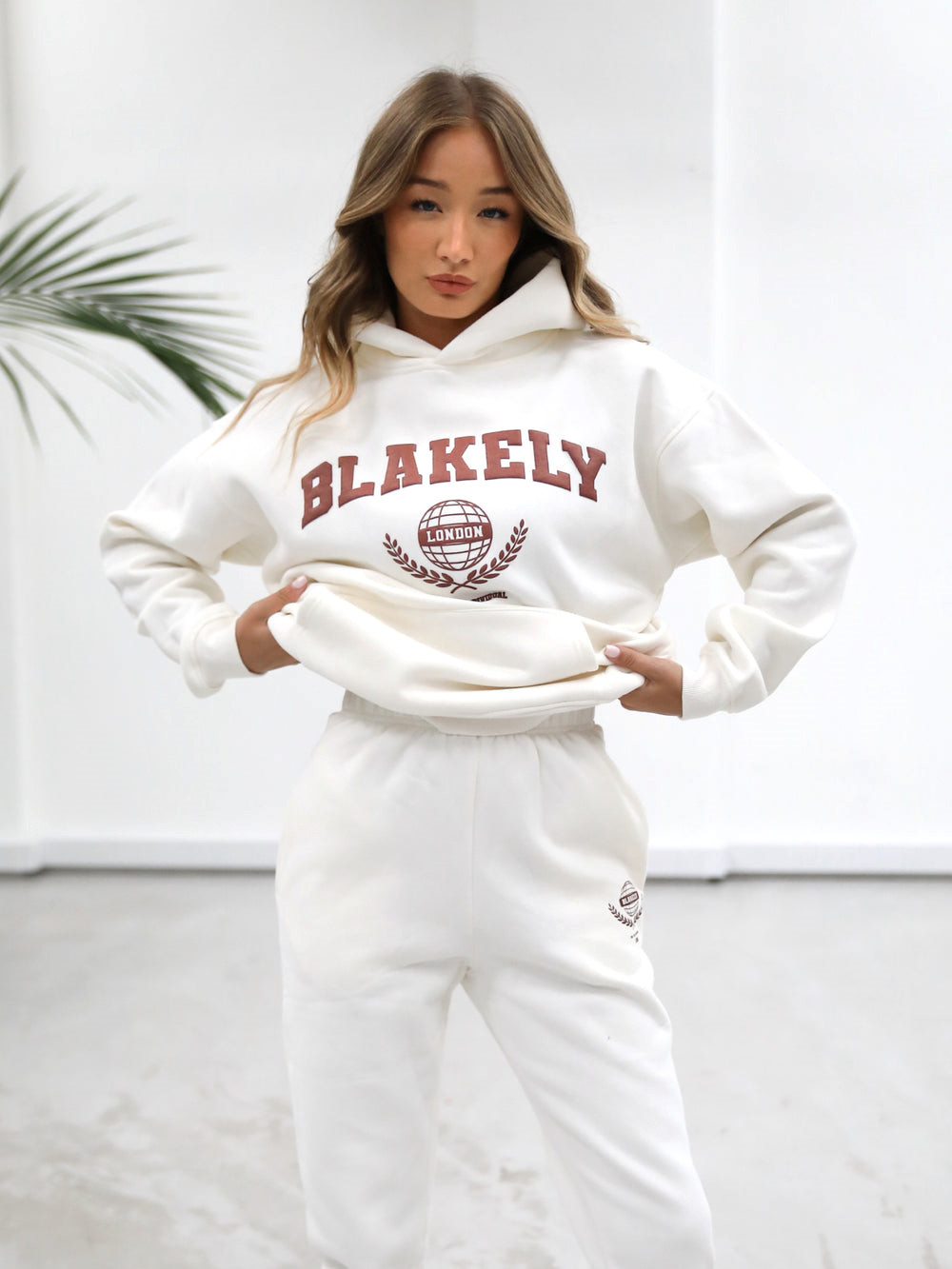 Blakely Women's Varsity Relaxed Hoodie Weiß | HBDOSLA-31