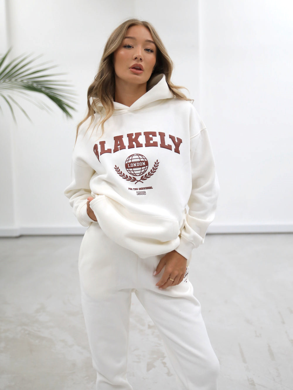 Blakely Women's Varsity Relaxed Hoodie Weiß | HBDOSLA-31